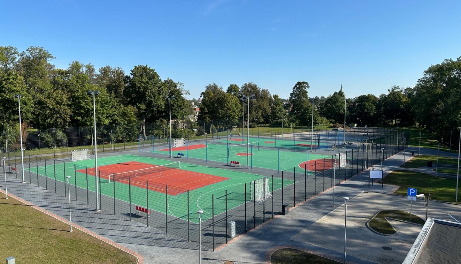 Dobelnieki beidzot sagaidījuši multifunkcionālu sporta laukumu