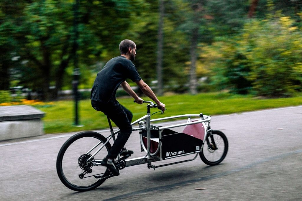 Rada salokāmu elektrisku kravas velosipēdu